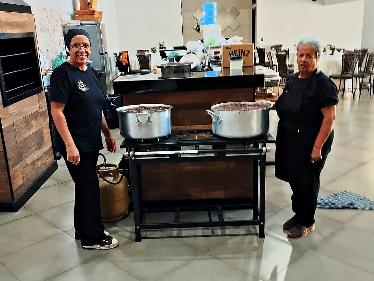 Equipe uniformizada do AS Buffet ao lado dos equipamentos