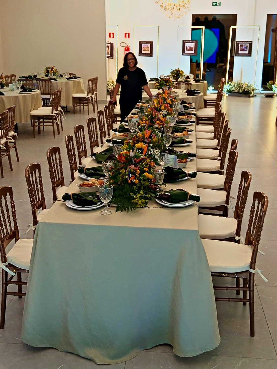 Mesa imperial posta para o casamento, com arranjo de flores ao centro