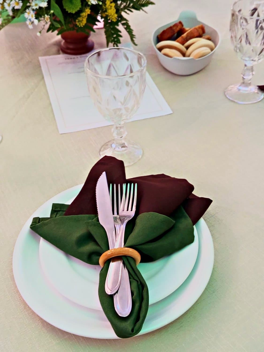 Salão montado para a recepção, com mesas e arranjos florais