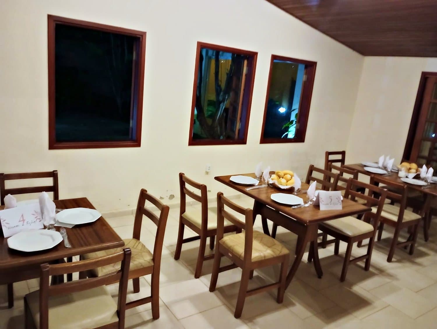Mesas postas para o jantar, prontas para receber