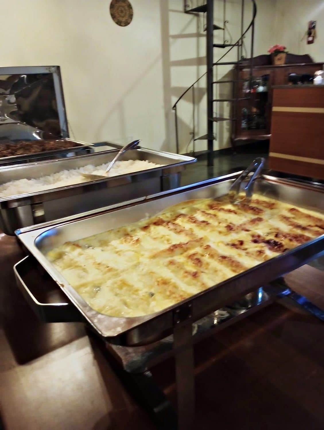Batata gratinada servida em réchaud no jantar