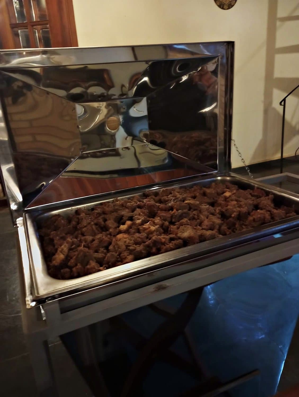 Carne servida em réchaud durante o jantar