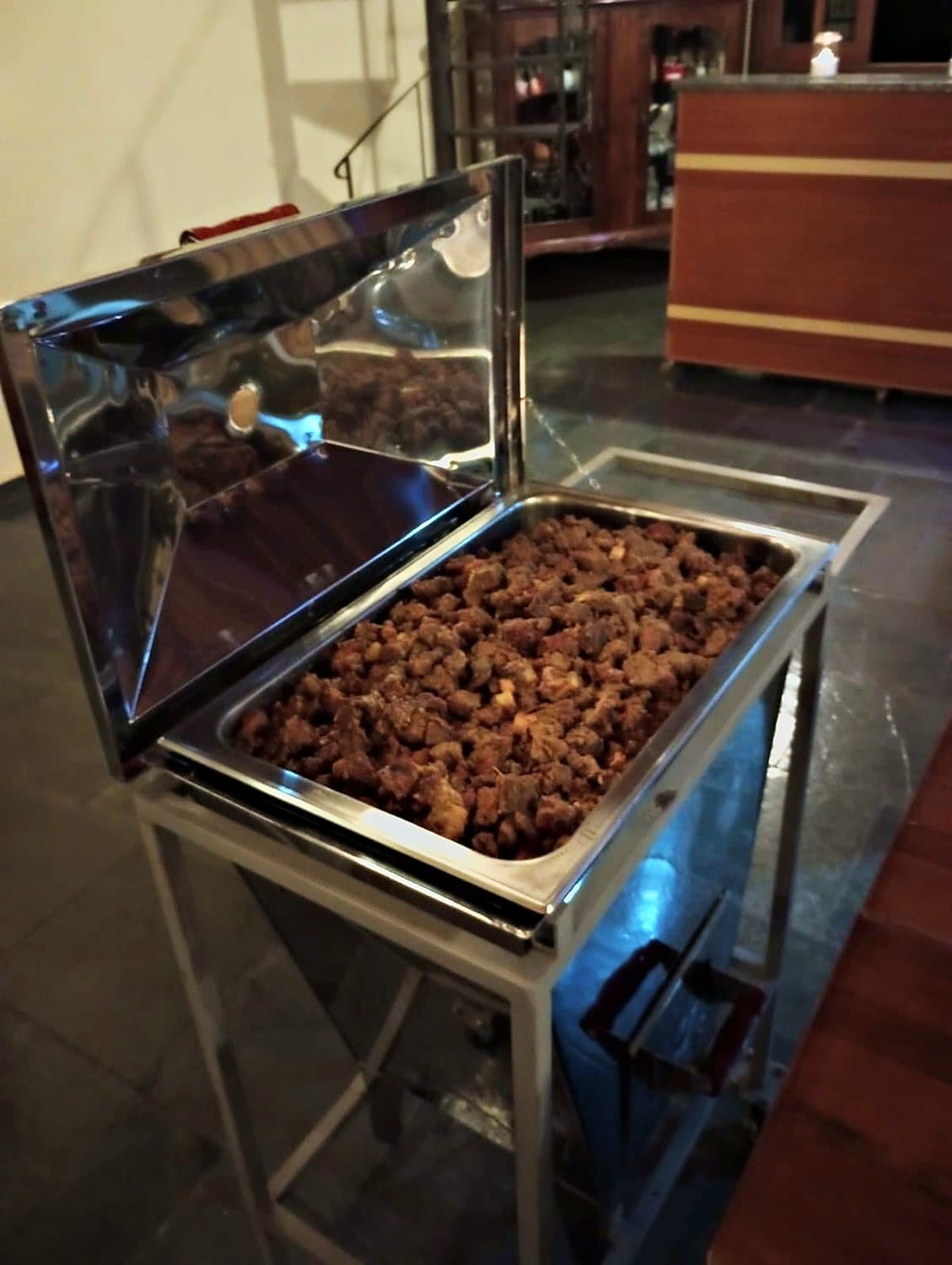 Réchauds montados com carne para o serviço de jantar