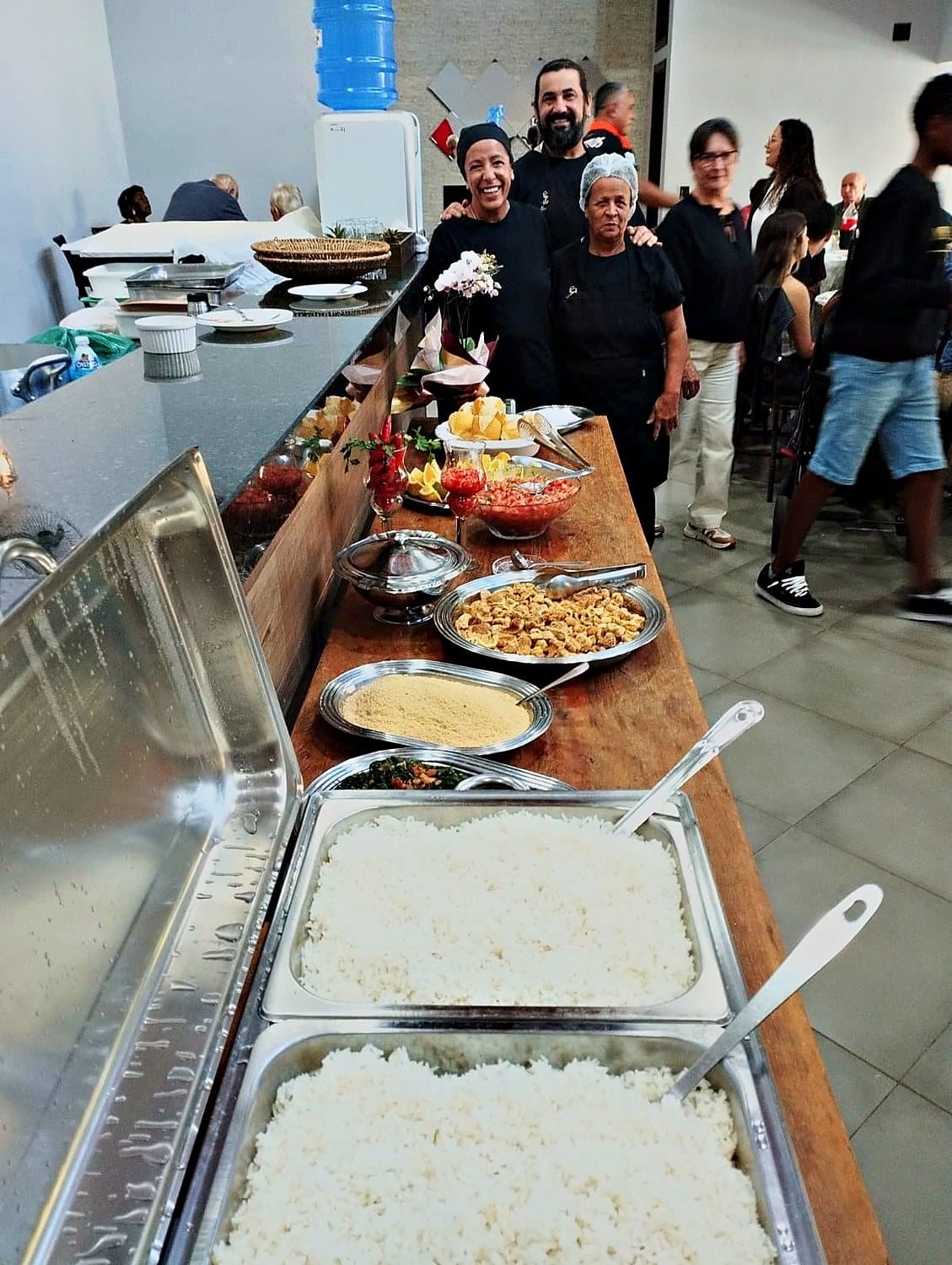 Mesa de buffet servida durante o evento