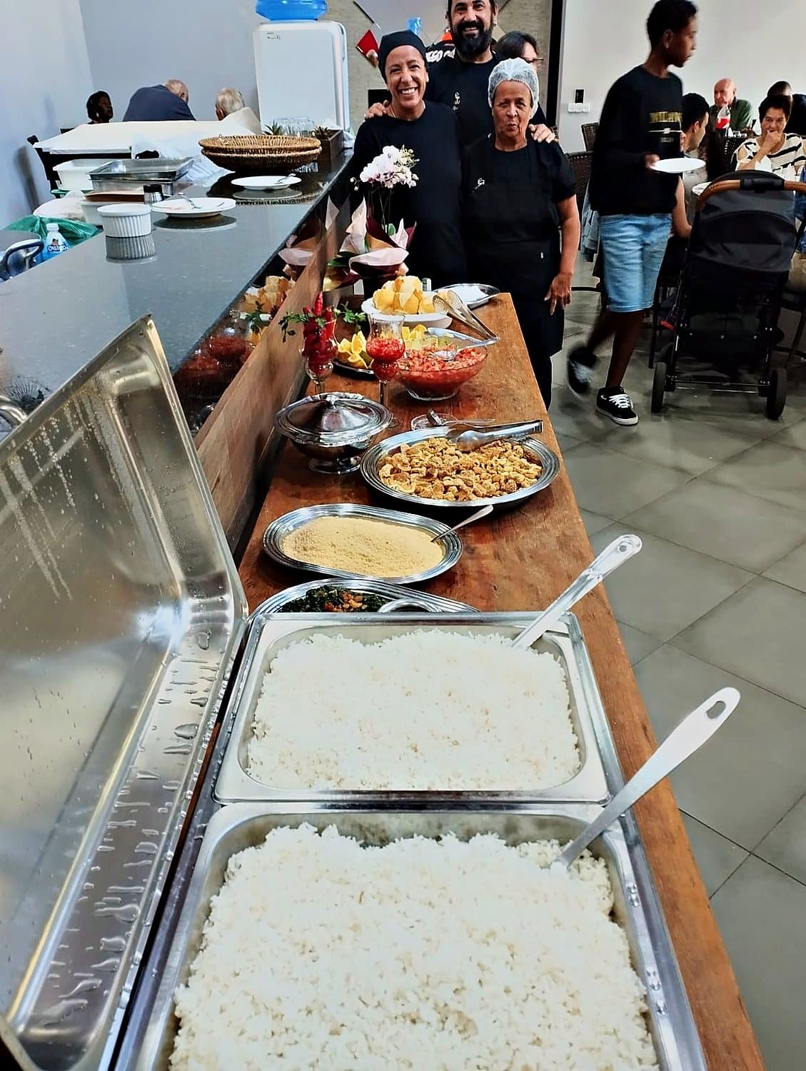Réchauds e travessas na mesa de buffet do salão