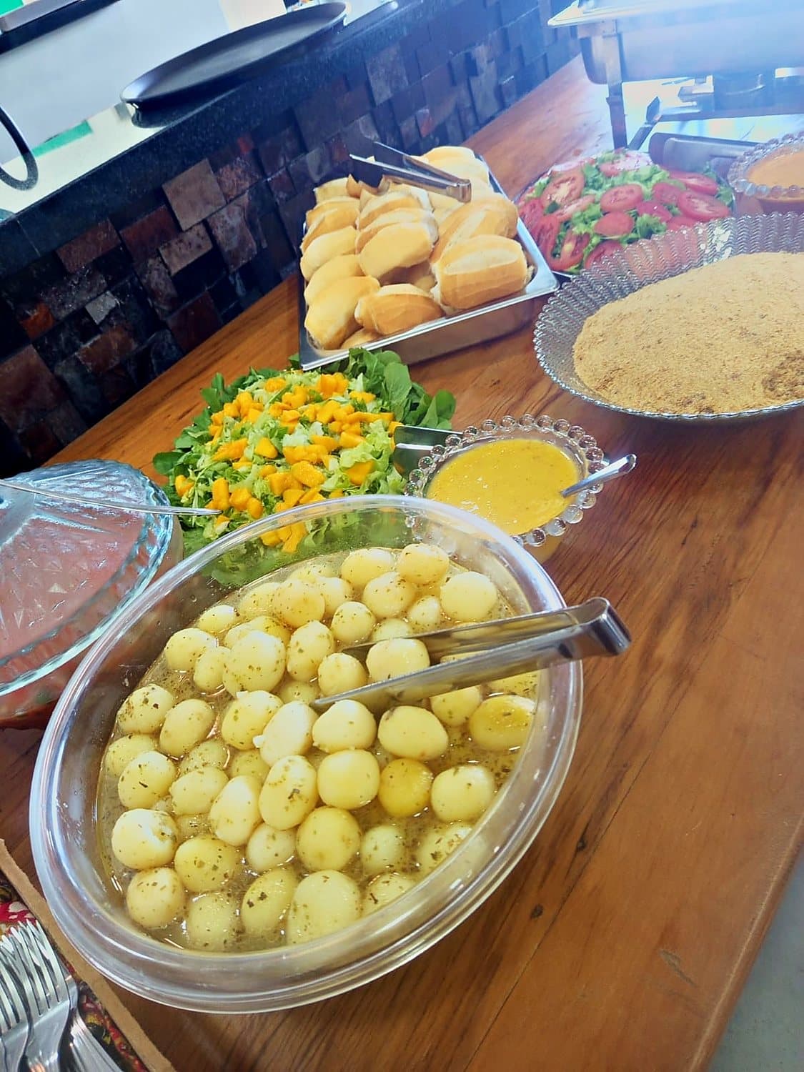 Travessas de salada, farofa e acompanhamentos