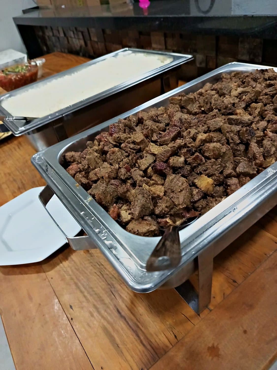 Réchaud com carne e arroz no buffet