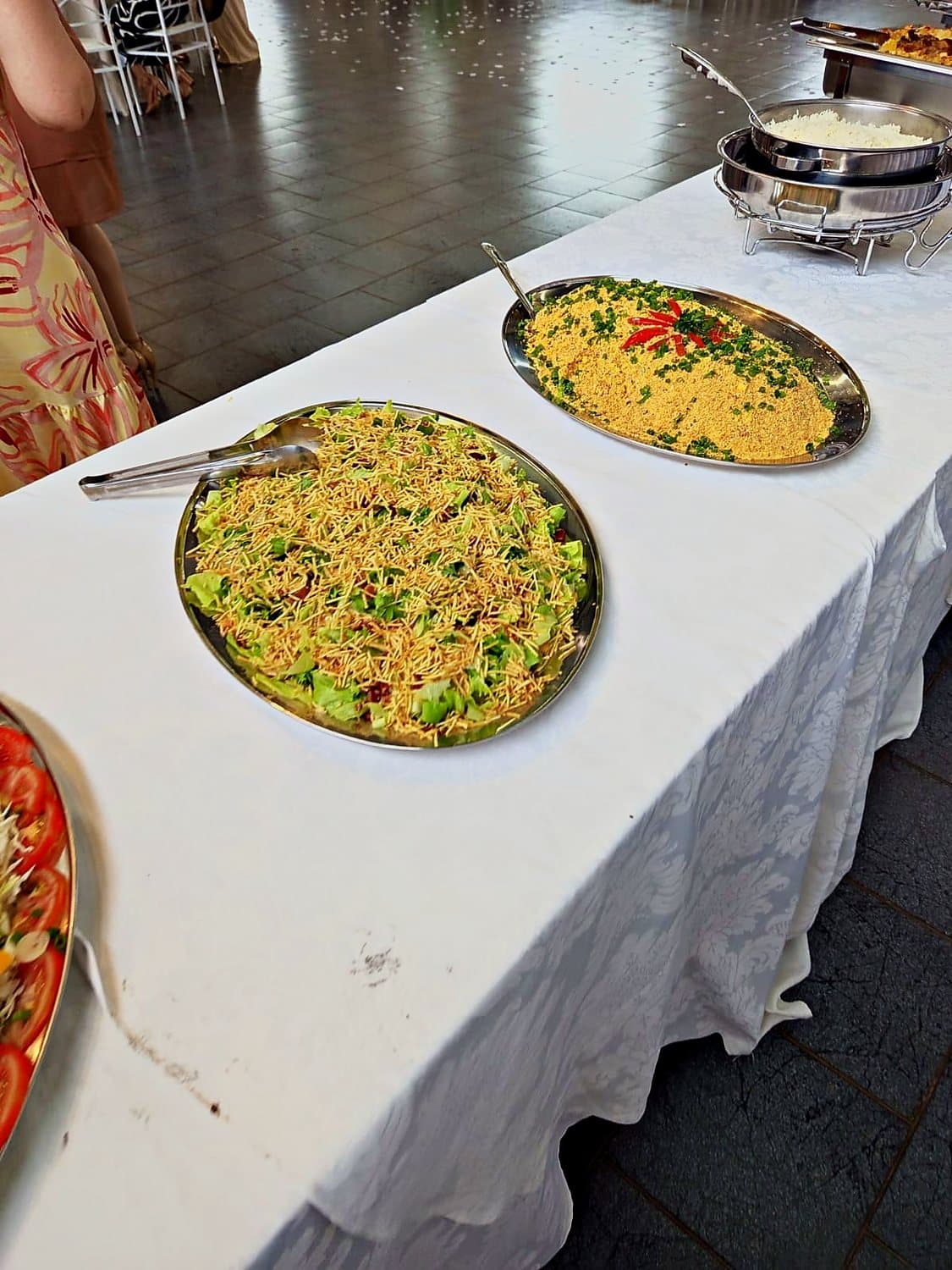 Arroz à grega e acompanhamentos na mesa de buffet