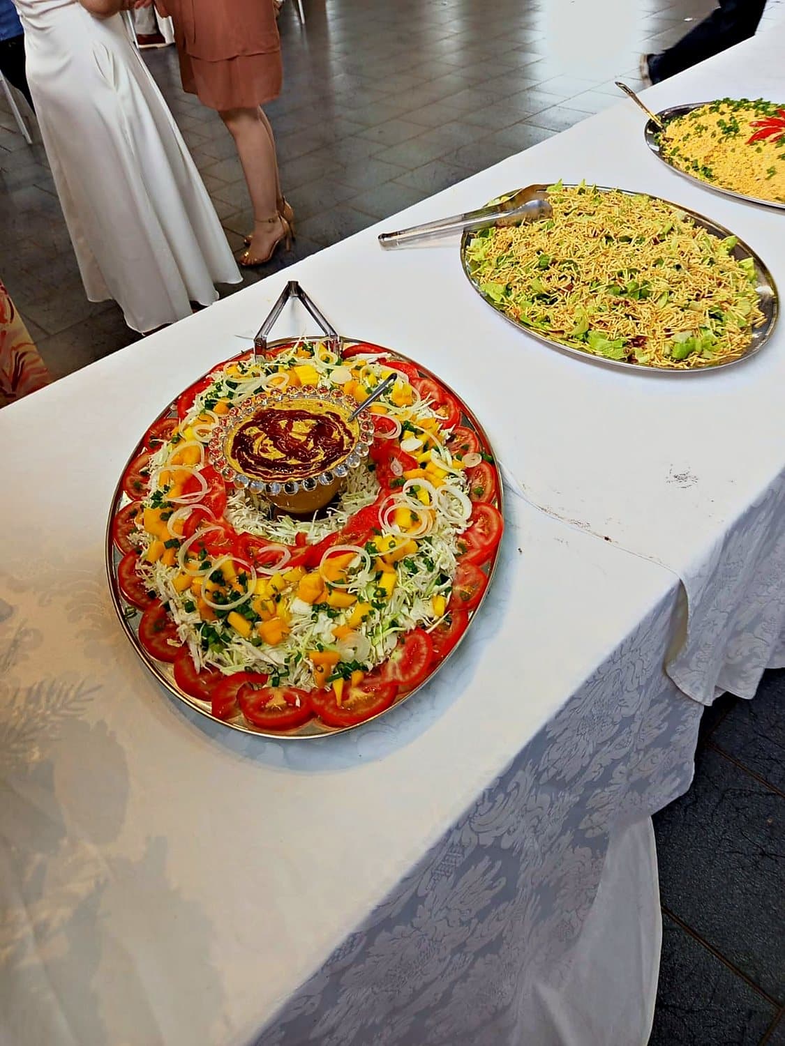 Travessa colorida de arroz decorado no buffet