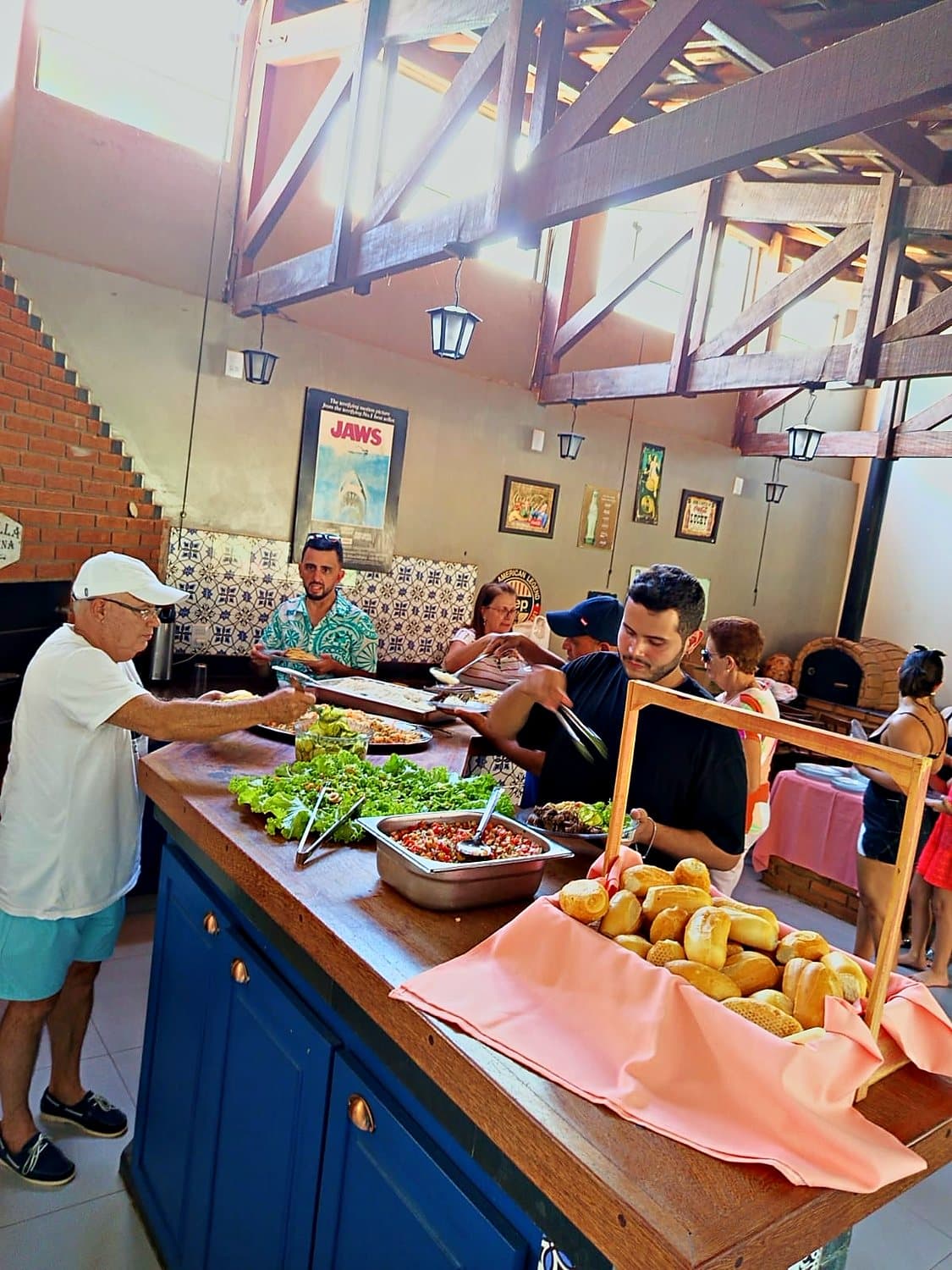 Convidados servindo-se no buffet durante o evento