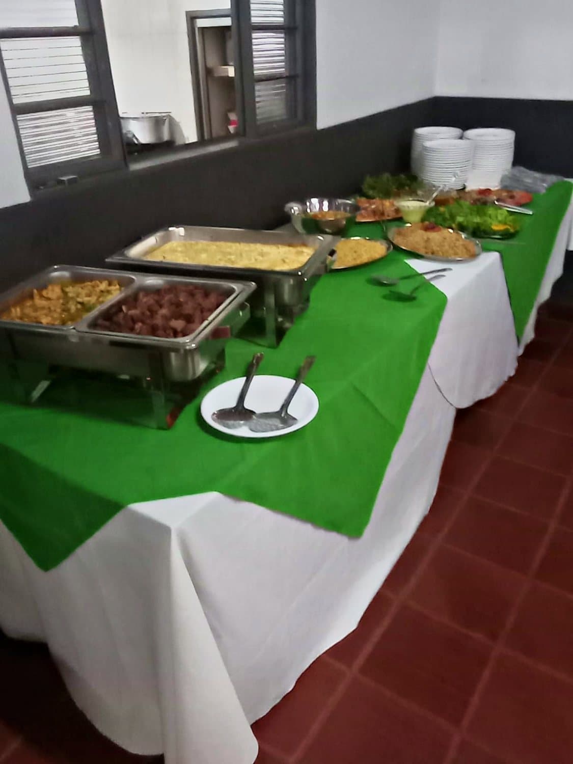 Buffet montado com travessas de arroz e saladas