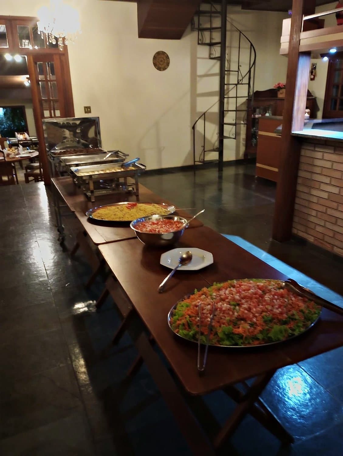 Salão com o buffet montado ao longo da mesa