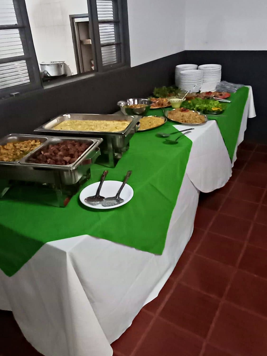 Mesa de buffet servida no salão do evento
