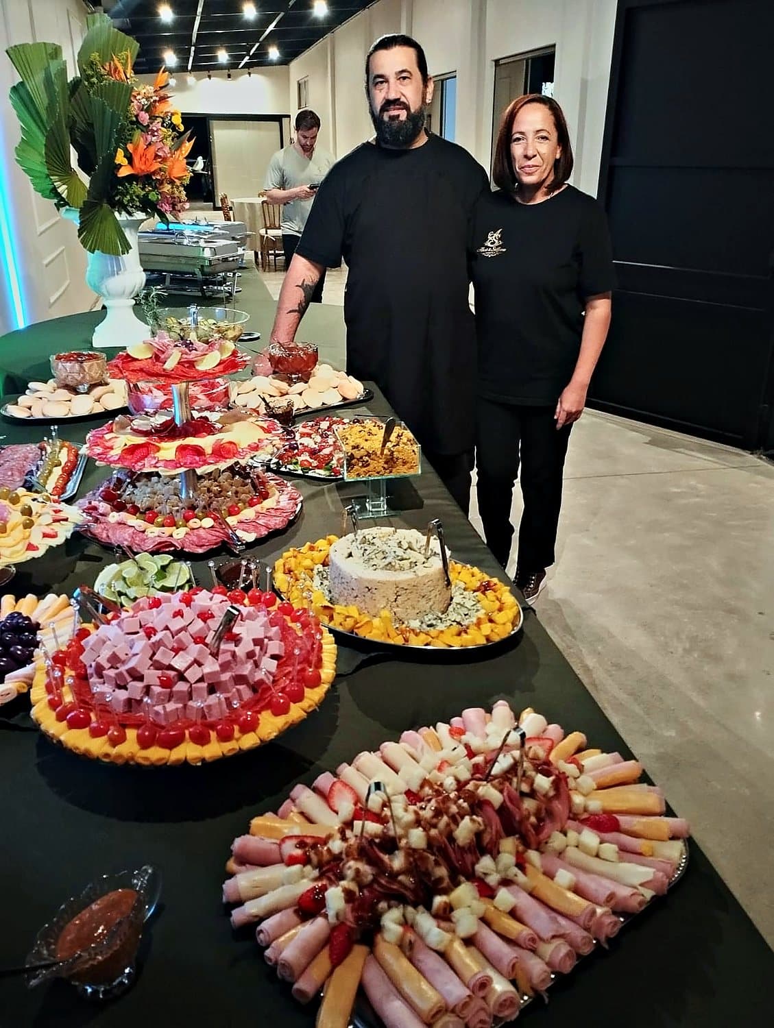 Mesa de frios completa montada no salão de festas