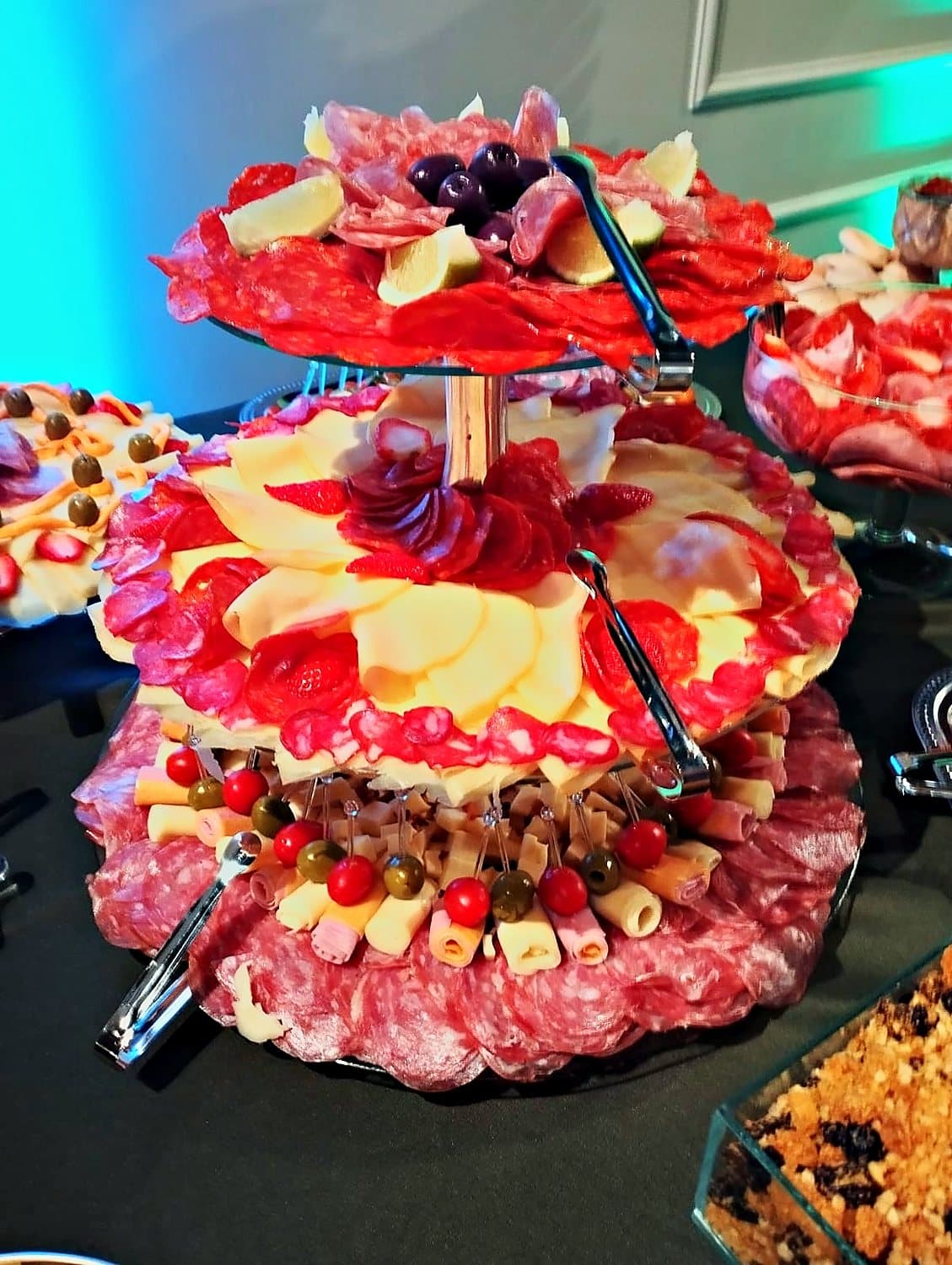 Torre de frios iluminada, com frutas e queijos