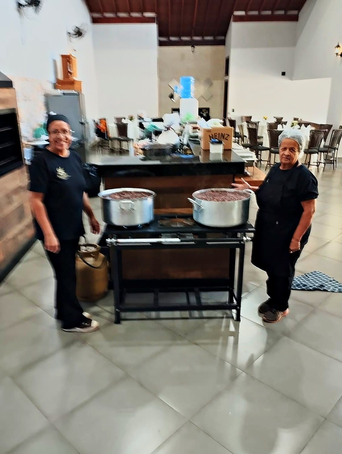 Equipe do AS Buffet pronta para o serviço, ao lado dos réchauds