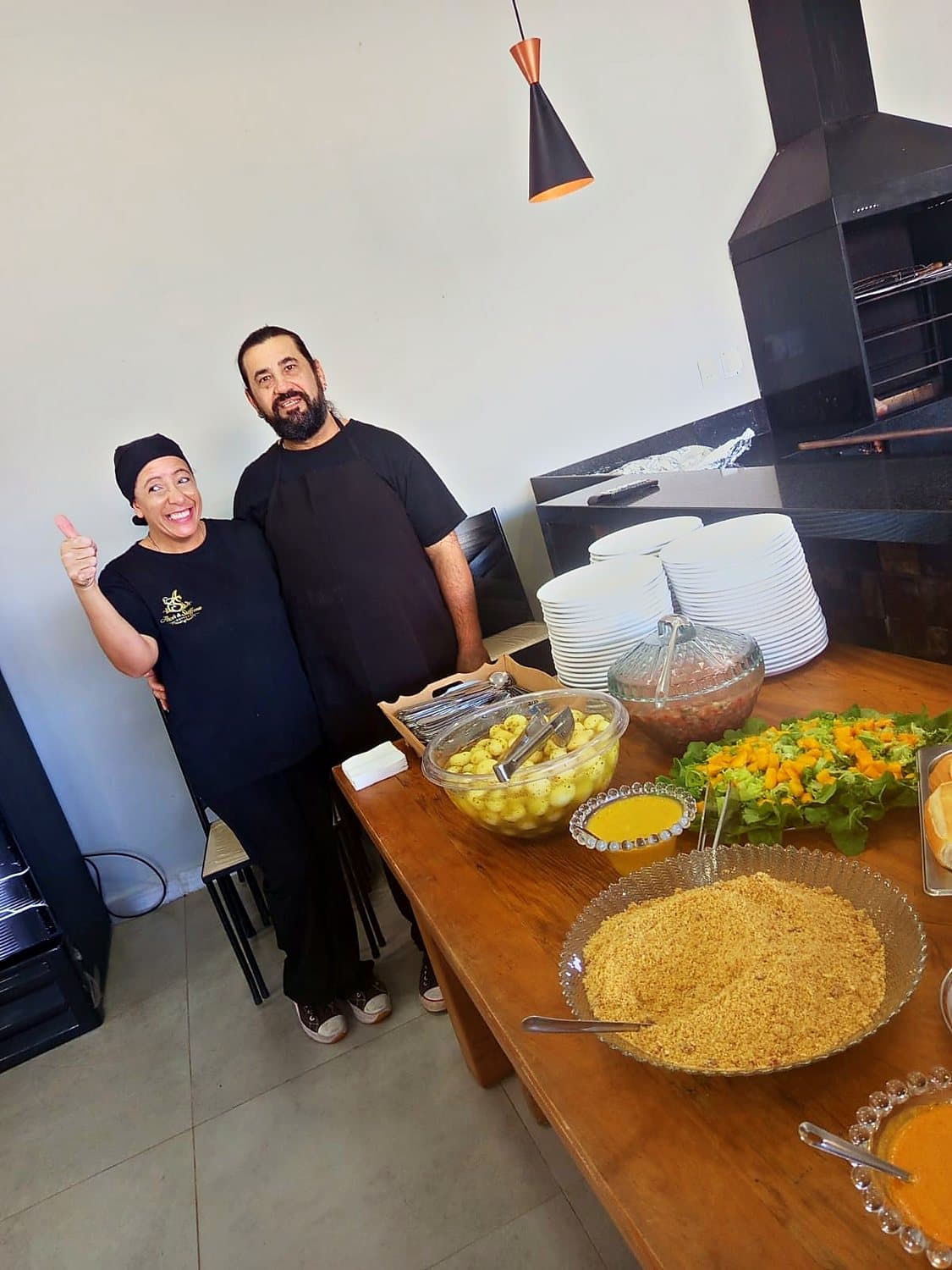 Equipe do AS Buffet na cozinha, preparando o evento