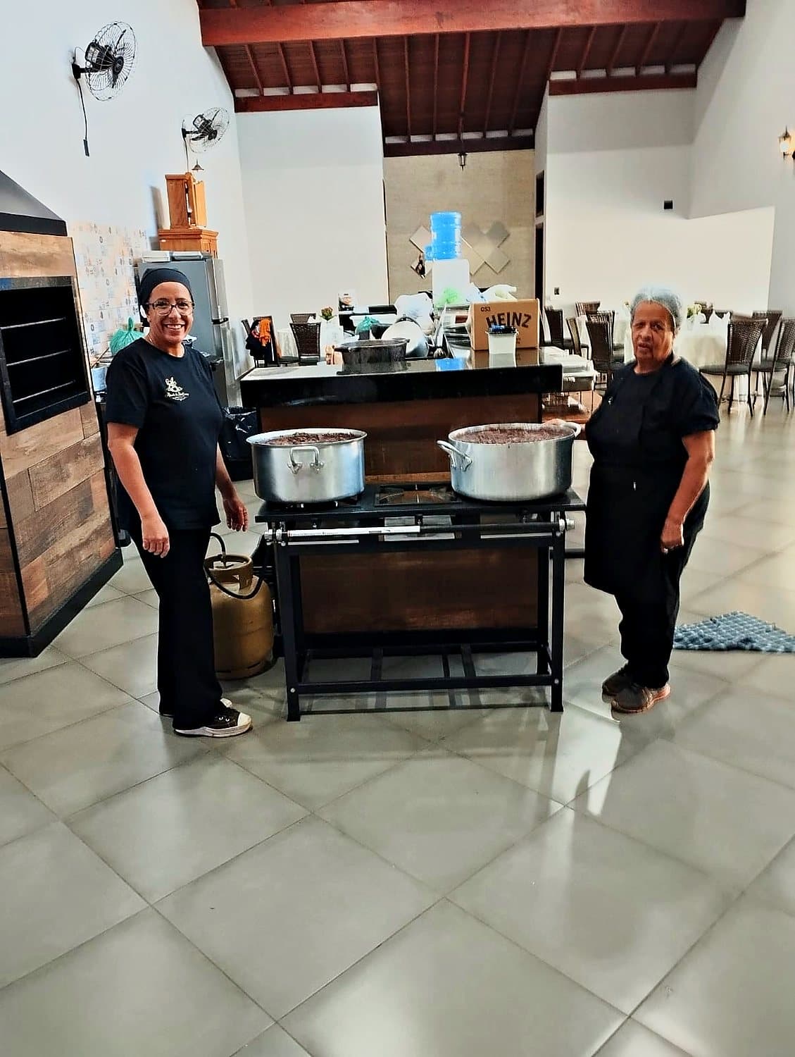 Equipe montando o buffet antes da chegada dos convidados
