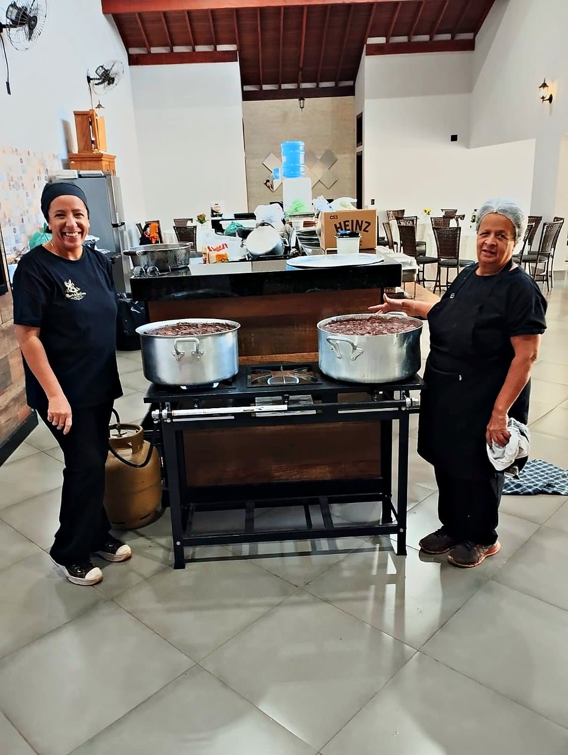 Equipe do AS Buffet no salão, com o buffet montado