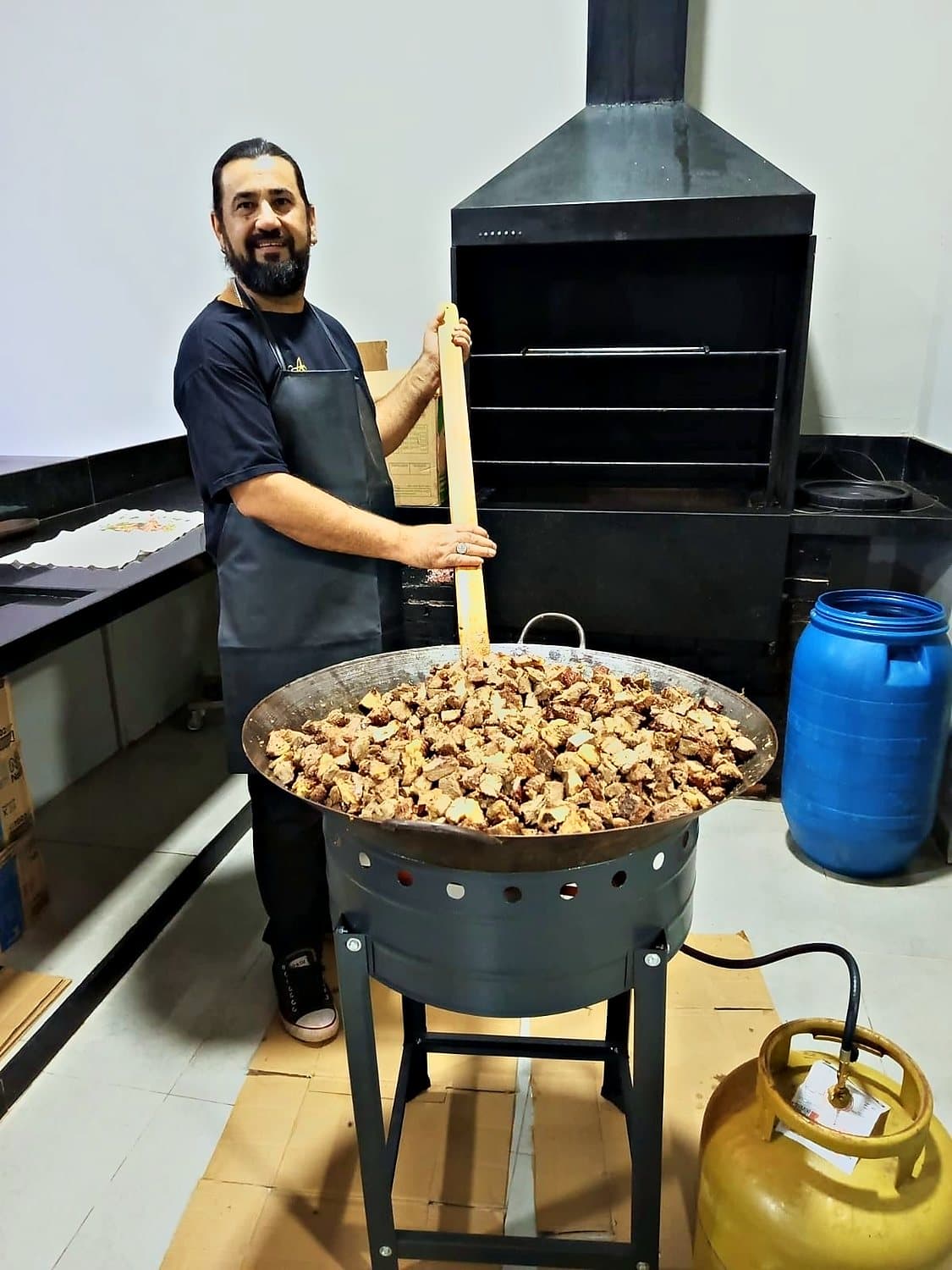 Preparo do churrasco em tacho, na cozinha