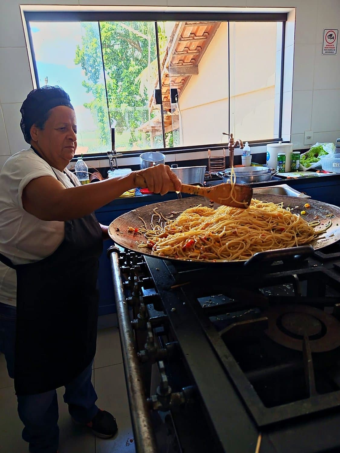 Preparo do arroz na cozinha, antes do serviço