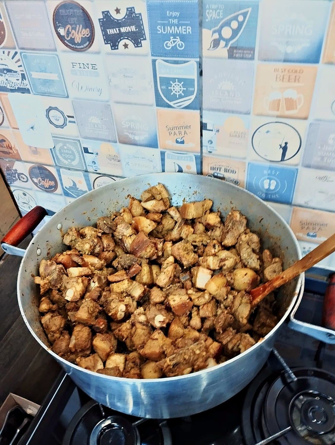 Panela grande de carne no fogo
