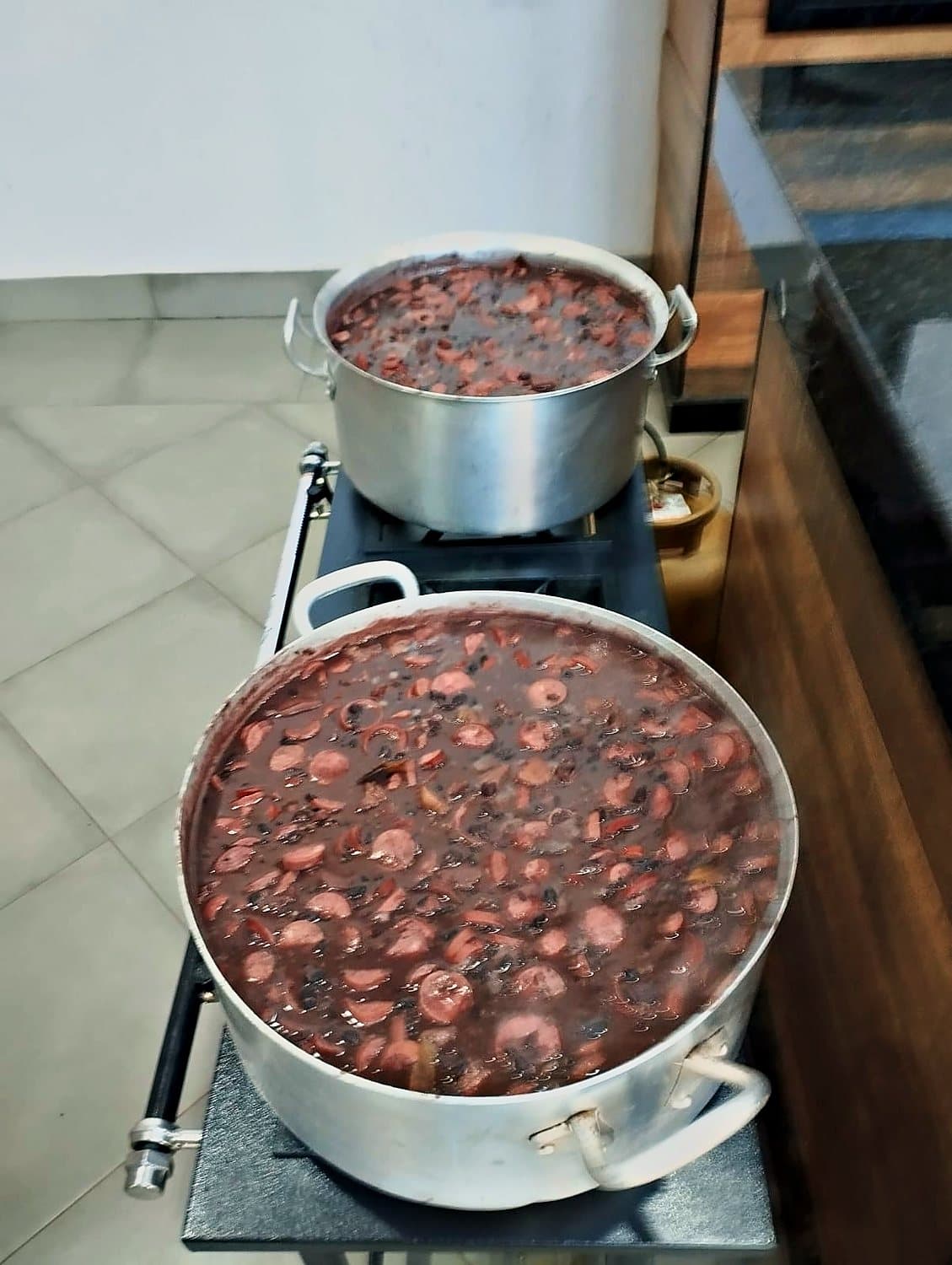 Feijoada cozinhando em panela grande