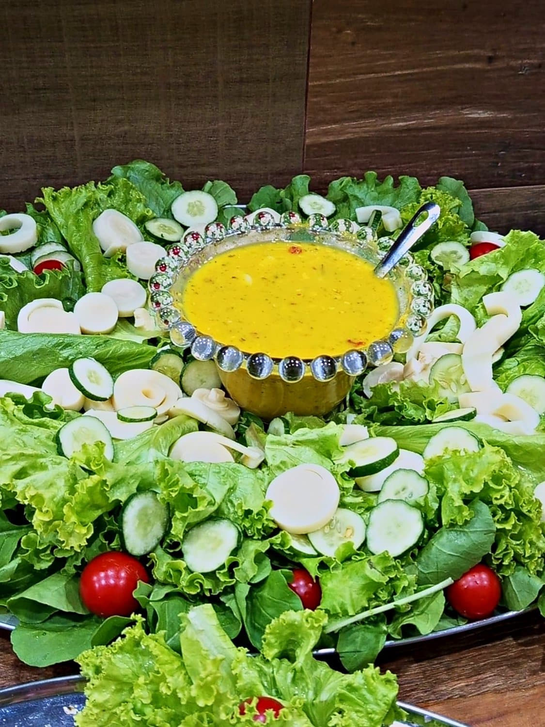 Salada verde com molho ao centro