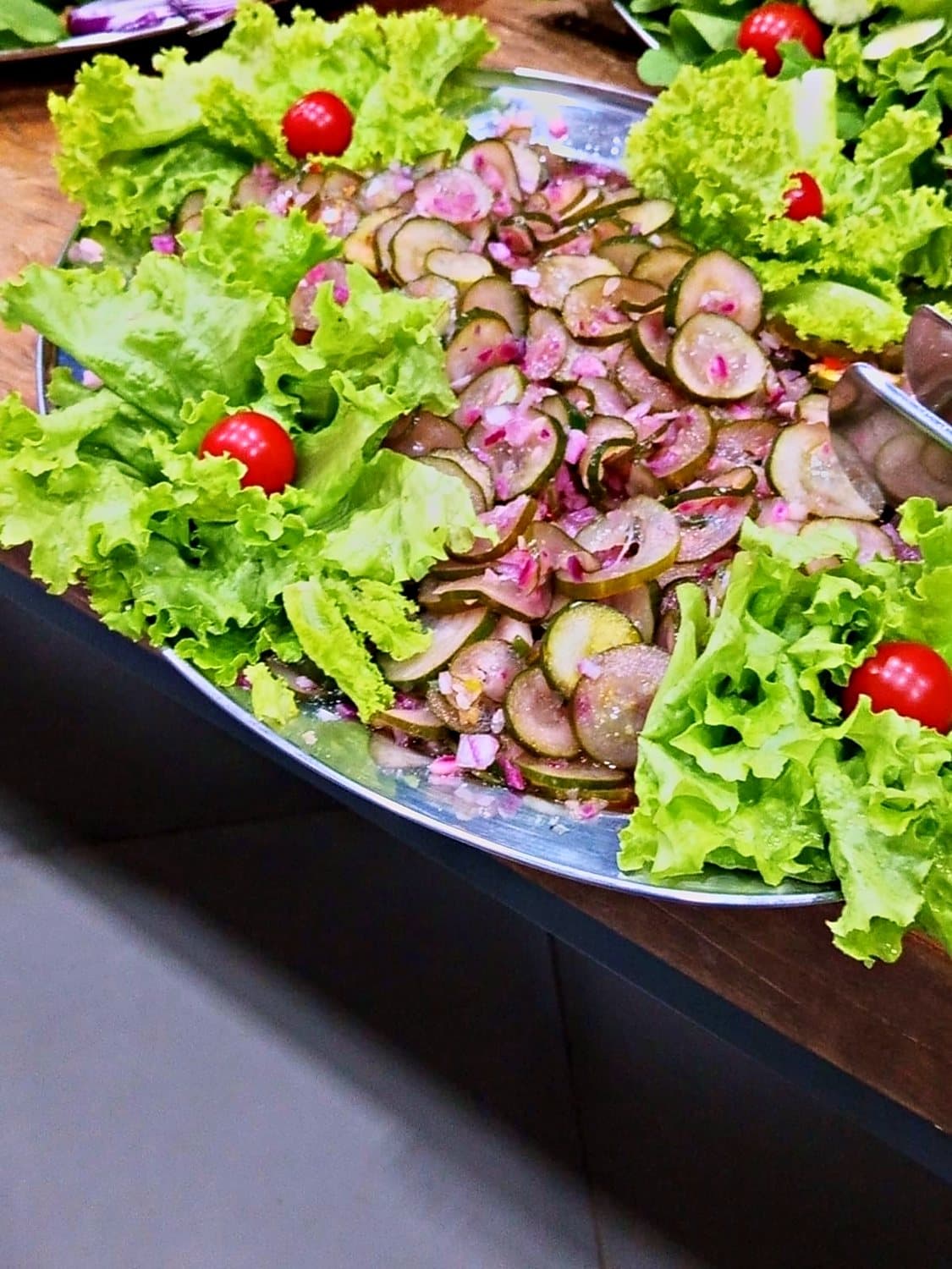 Salada de folhas com berinjela e tomate