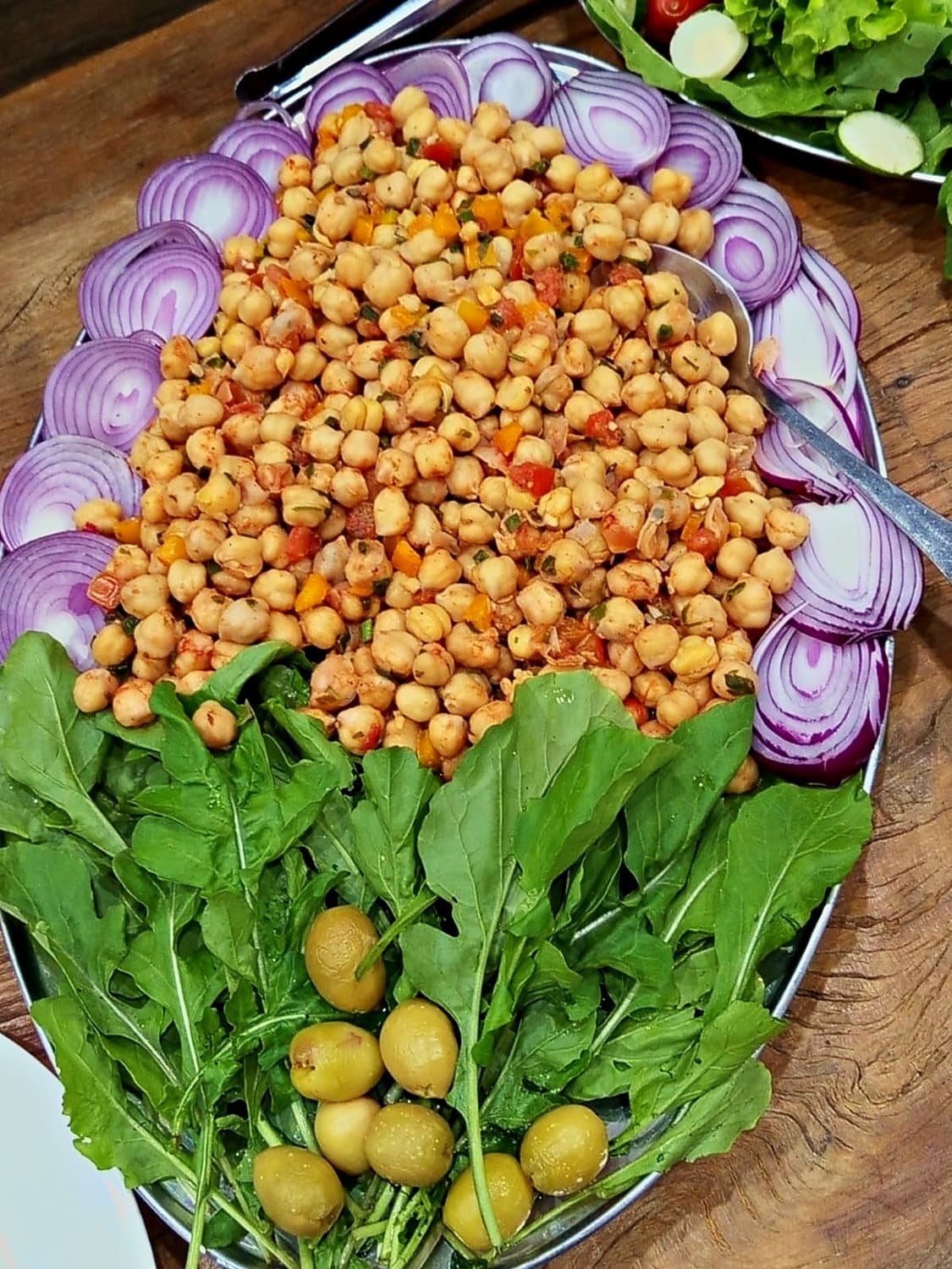 Salada de grão-de-bico com rúcula e cebola roxa
