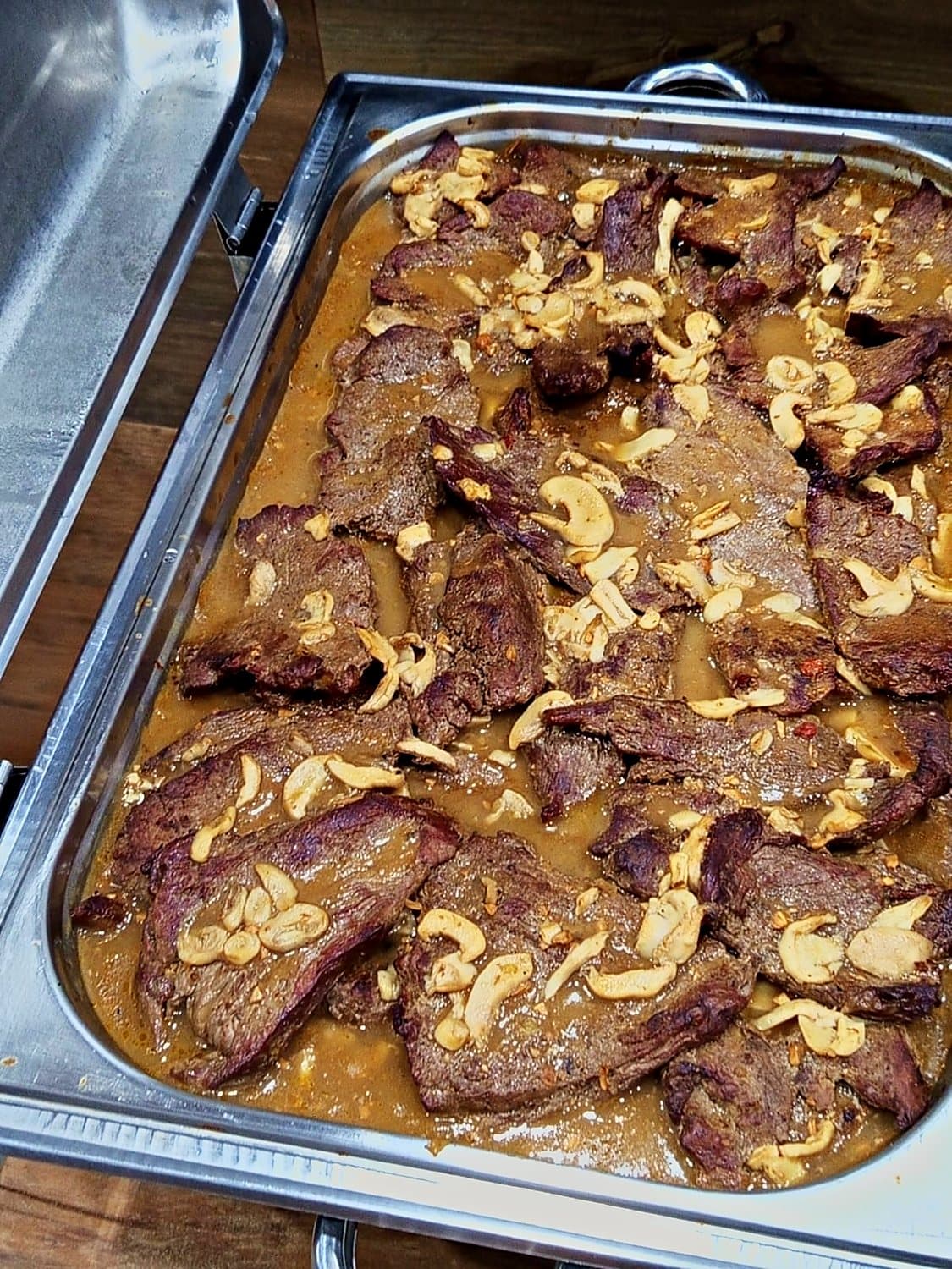 Carne assada em molho, servida em travessa
