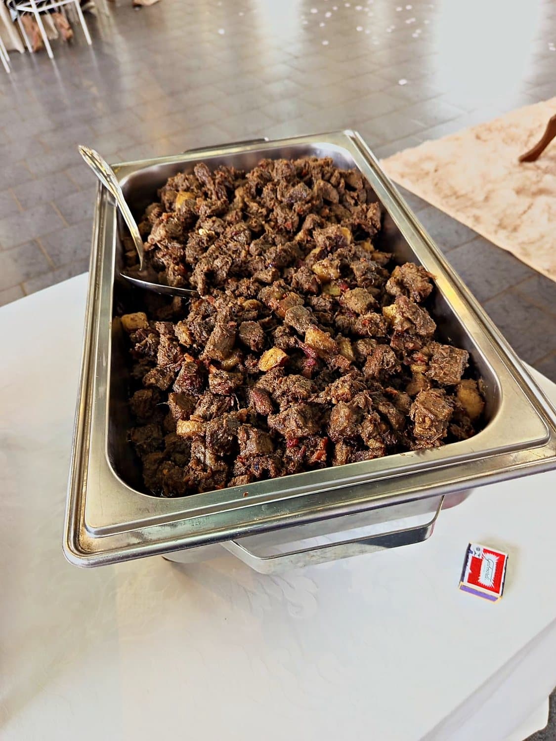 Carne de panela servida em réchaud