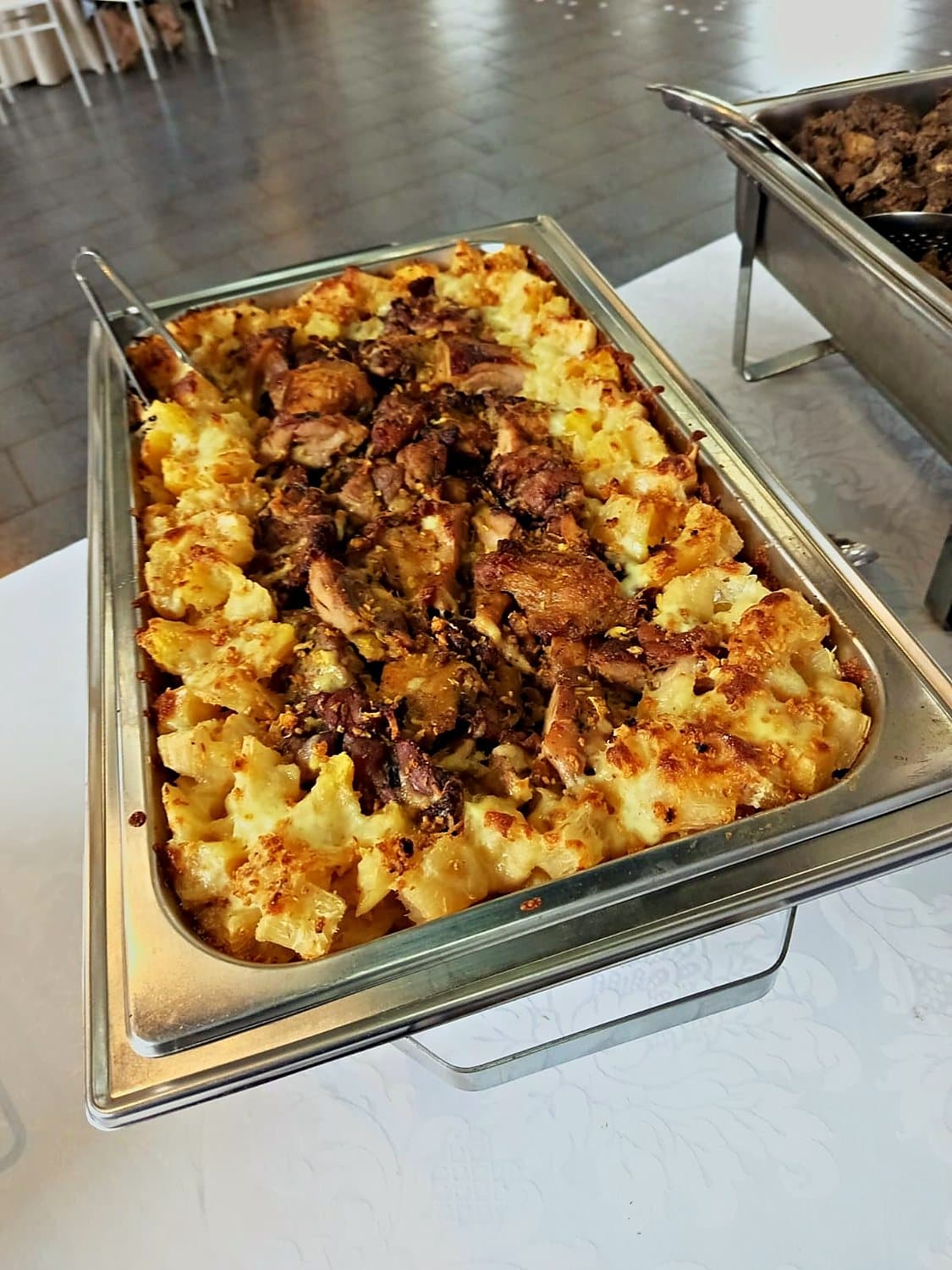 Batata gratinada dourada em réchaud
