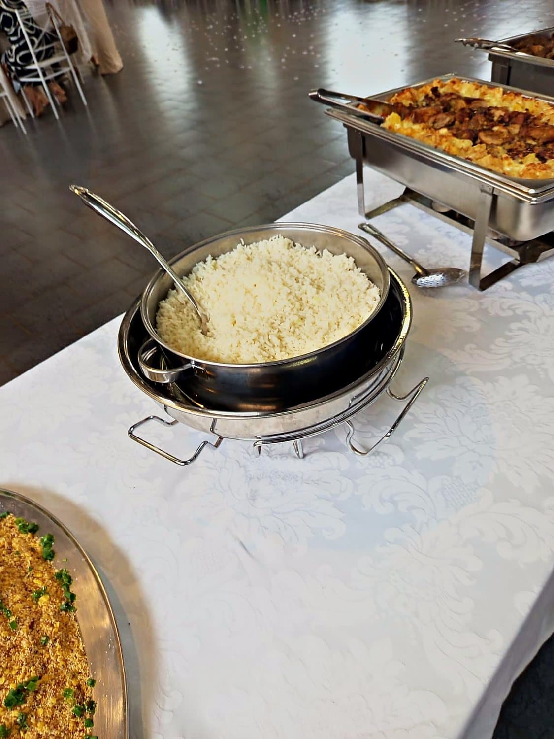 Arroz e acompanhamentos prontos para servir