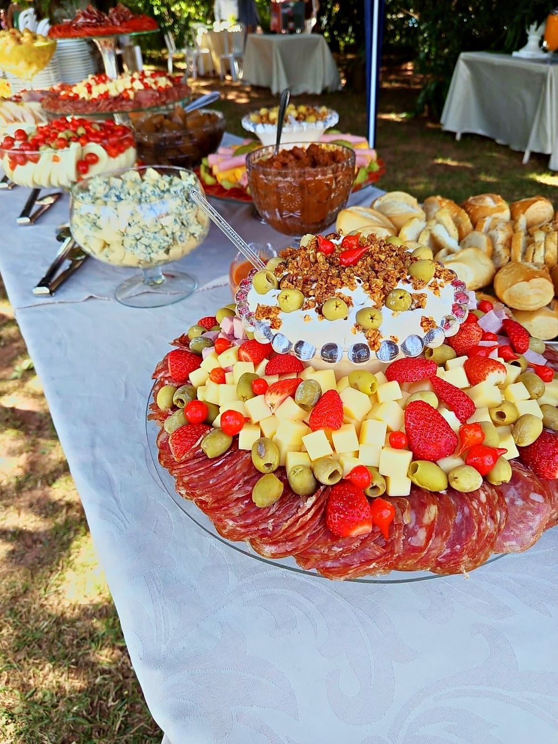 Mesa de frios e saladas em recepção ao ar livre