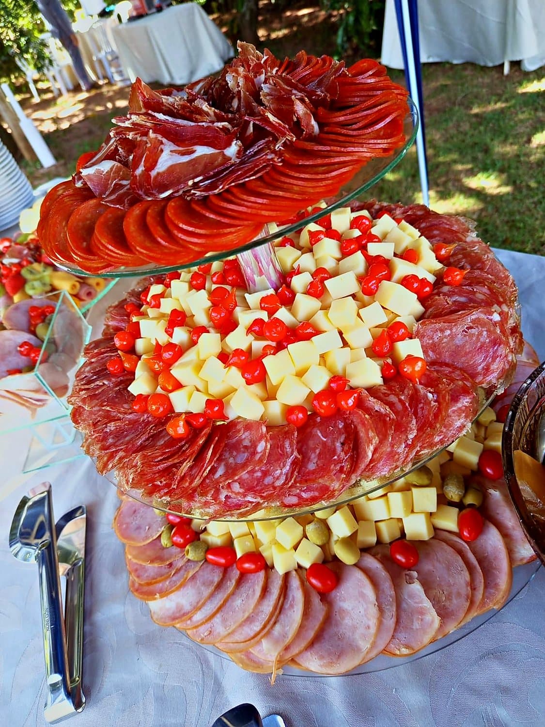 Detalhe da mesa de frios com salame, queijo e morangos